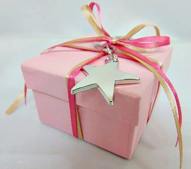 Μπομπονιέρα βάπτισης κουτί ροζ με μπρελόκ μεταλλικό αστέρι