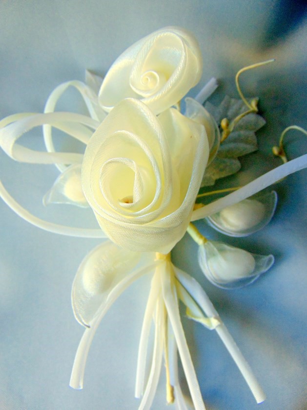 Μπομπονιέρα γάμου οικονομική λουλούδι διπλό εκρού