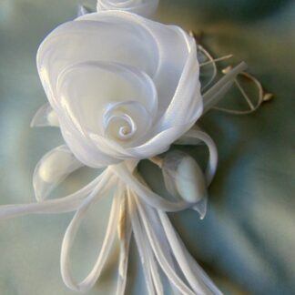 Μπομπονιέρα γάμου οικονομική λουλούδι διπλό οργάντζα λευκό