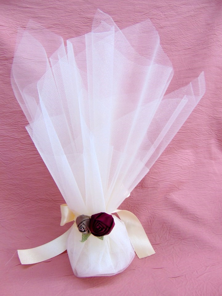 Μπομπονιέρα γάμου τούλινη με δέσιμο σατέν λουλούδια