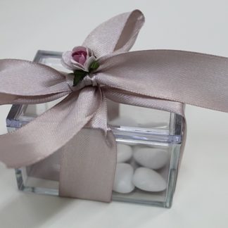 Μπομπονιέρα γάμου κουτί πλεξιγκλάς με κορδέλα και λουλούδι