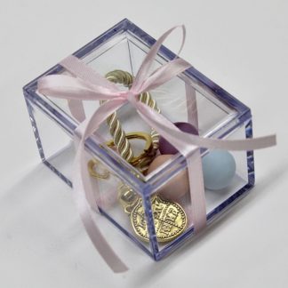 Μπομπονιέρα βάπτισης για κορίτσι κουτί plexiglass 7,5Χ5,5Χ4,5 με μπρελόκ και φλουρί κωνσταντινάτο με διάμετρο 2cm σε χρώμα χρυσό.  Η τιμή περιλαμβάνει μόνο τα υλικά