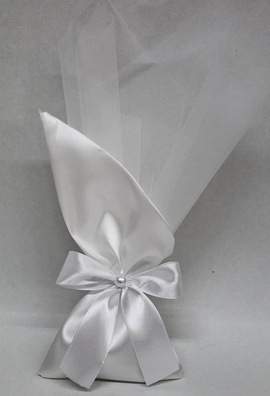 Μπομπονιέρα γάμου πουγκί σατέν λευκό με πέρλα