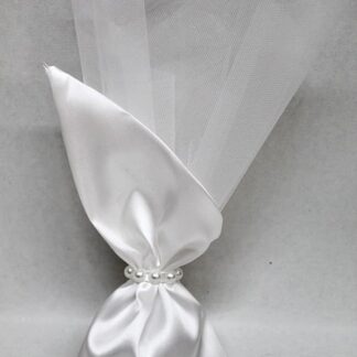 Μπομπονιέρα γάμου πουγκί σατέν λευκό και δέσιμο με πέρλες